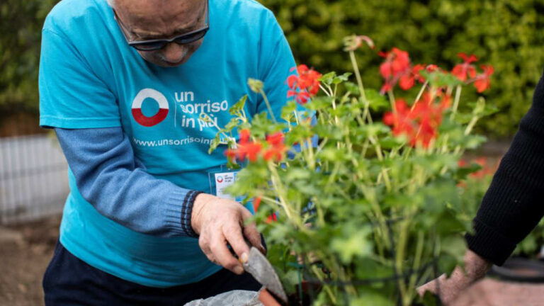 Volontario Un Sorriso in Più pianta fiori in vaso