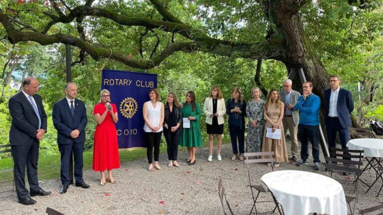 Foto di gruppo per il riconoscimento del Rotary Club Como ad Un Sorriso in Più Onlus